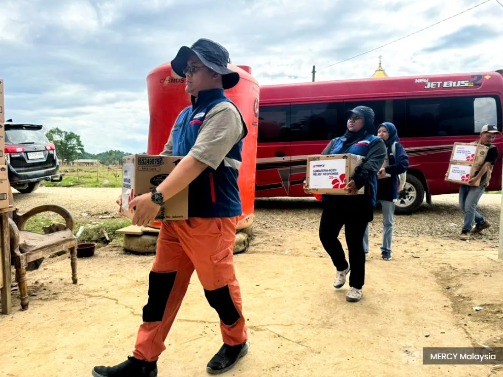 大马领事馆与MERCY向亚齐灾民送暖