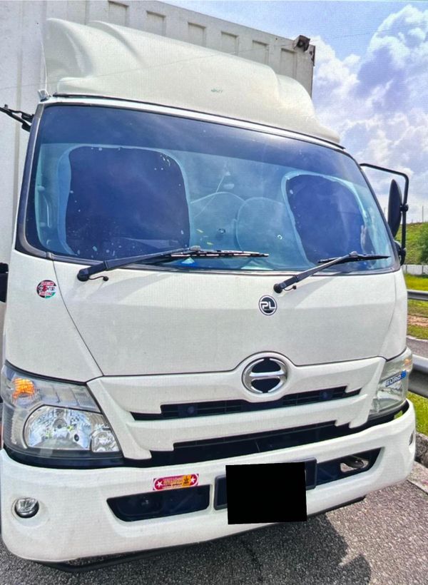 未满21岁驾超载罗里被捕