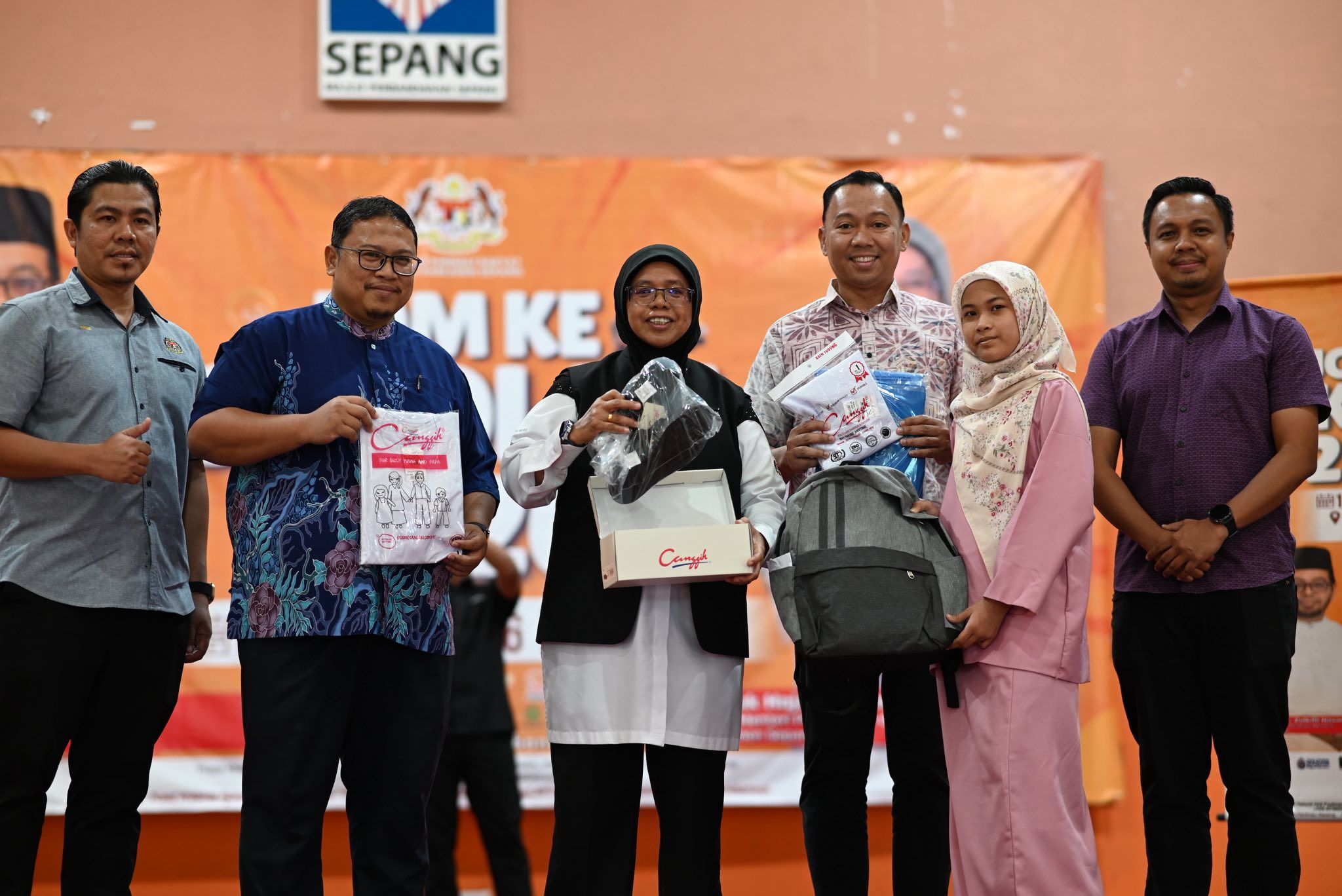 500 anak Sepang terima set kelengkapan sekolah