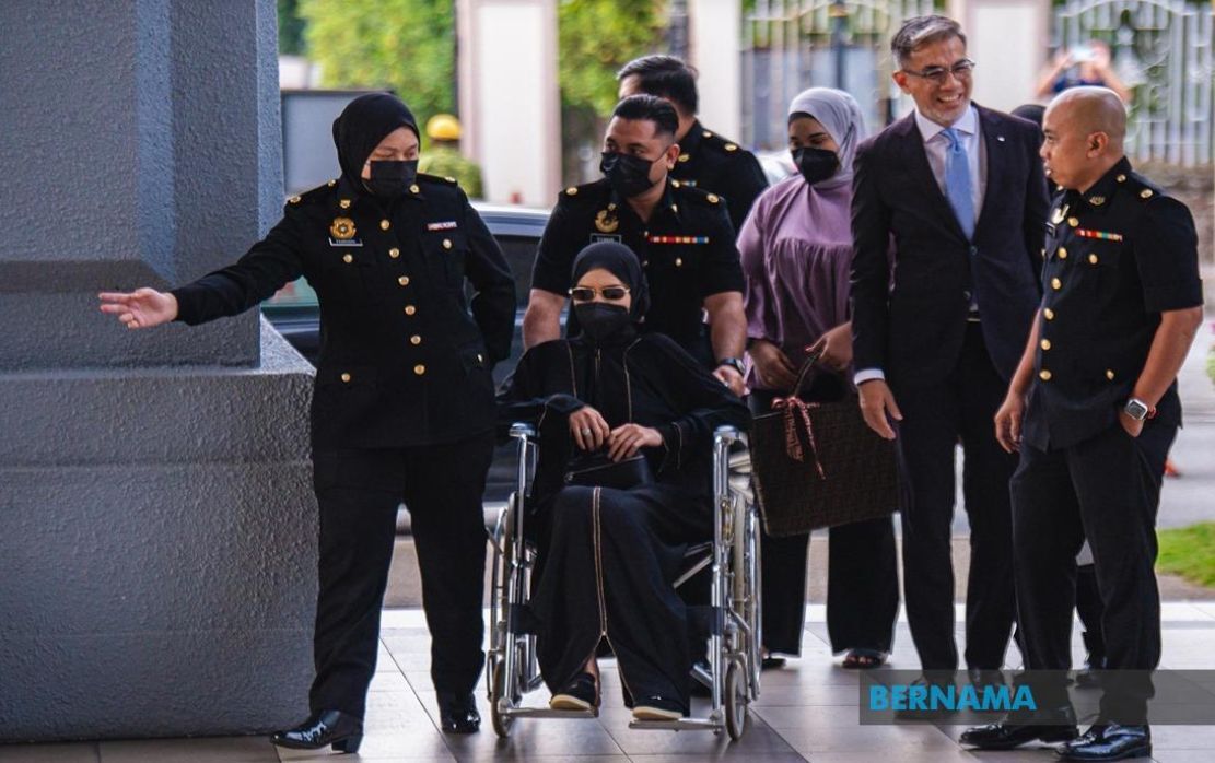 被控收7万7000非法收益  陆军前司令妻子不认4罪控