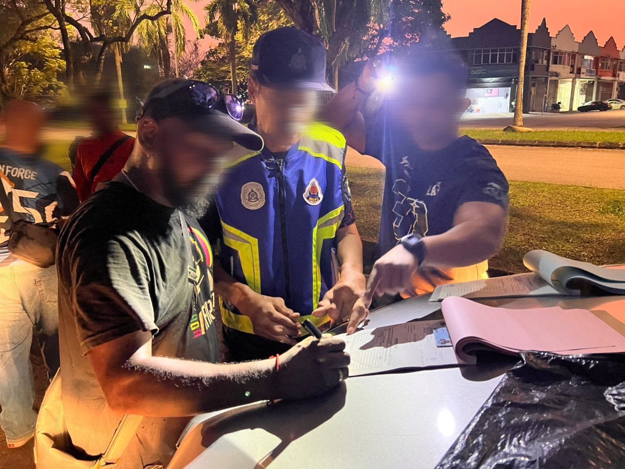 罗里在路边倾倒垃圾 灵市政厅充公严惩!