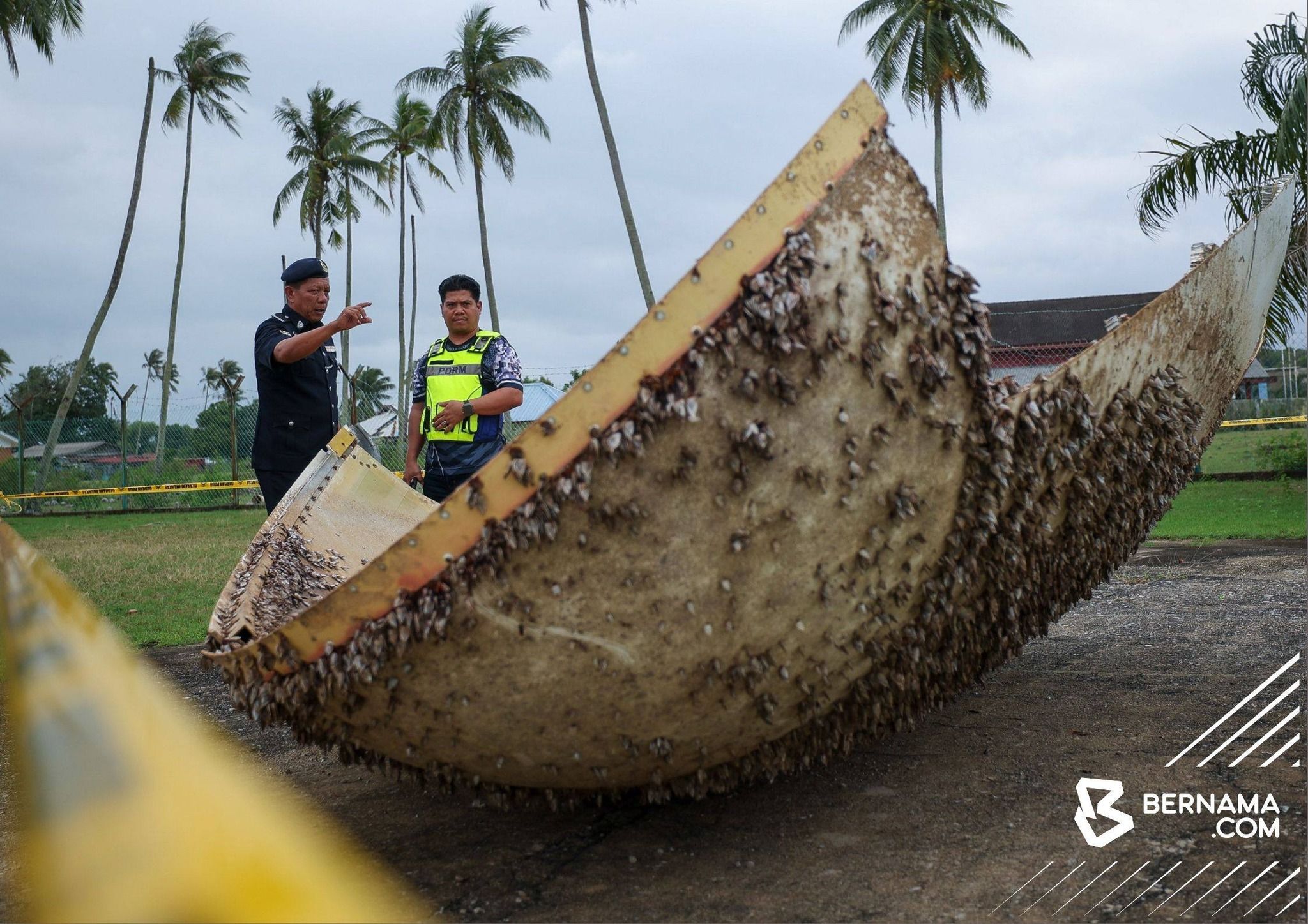 விண்வெளிச் சிதைவுகள் எனச் சந்தேகிக்கப்படும் பொருள் கடற்கரையில் கண்டெடுப்பு