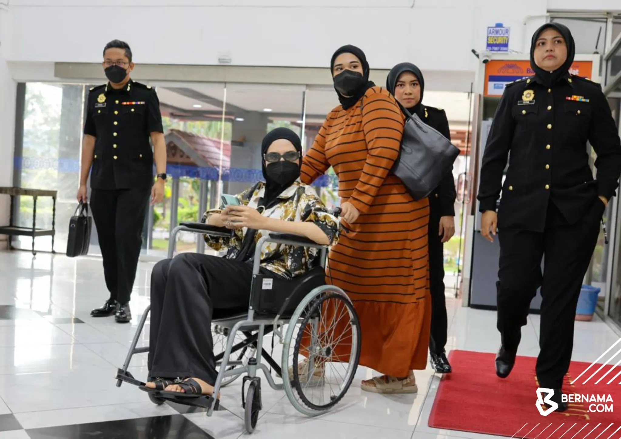 Isteri bekas PTD didakwa terima RM5,000 hasil aktiviti haram