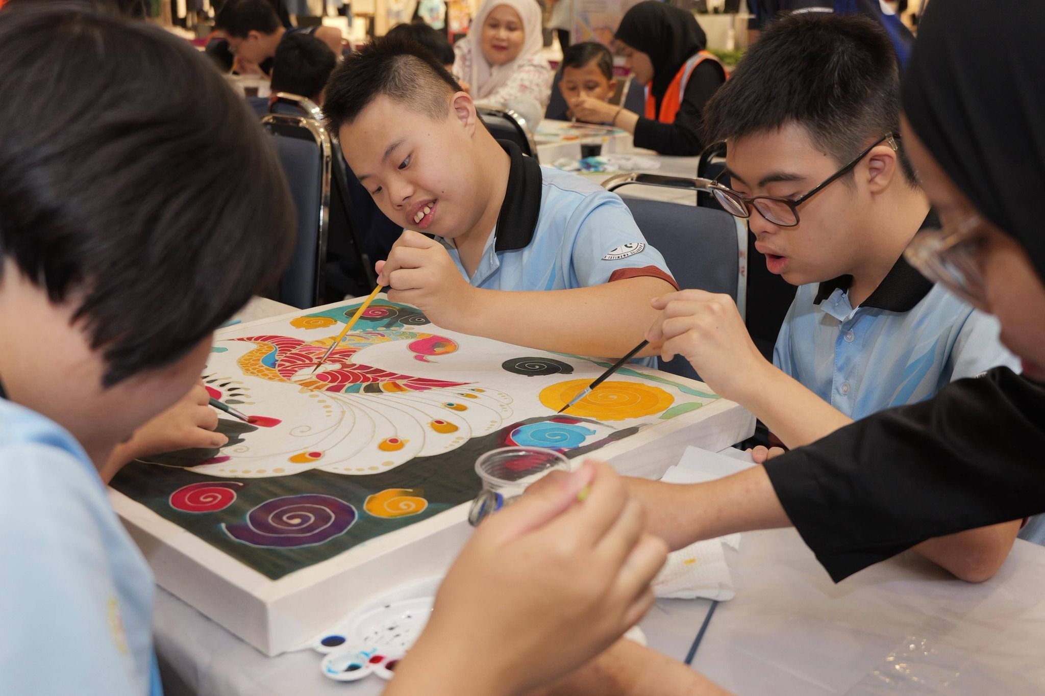 நிதி திரட்டும் திட்டம் மற்றும் விருந்து நிகழ்வுகளை நிர்வகிப்பதற்கான முன்மொழிவுகளை யானிஸ் வரவேற்கிறது