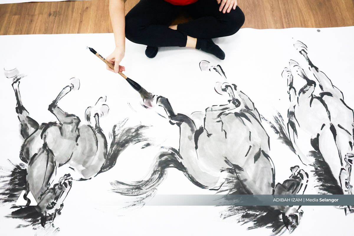 东禅寺携书画家绘成300尺马画长卷 寓意大马勇往直前迎丙午马年