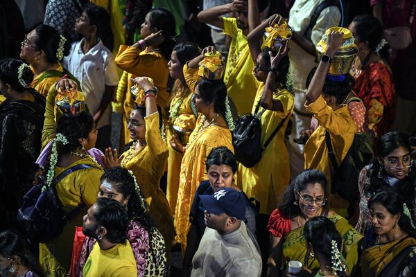 Thaipusam satukan penganut, ribuan sertai perarakan pedati perak ke Batu Caves