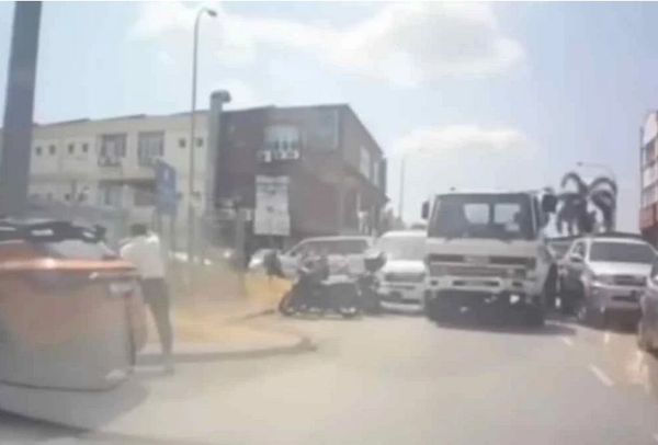 司机离开后自行滑行 罗里连撞5车