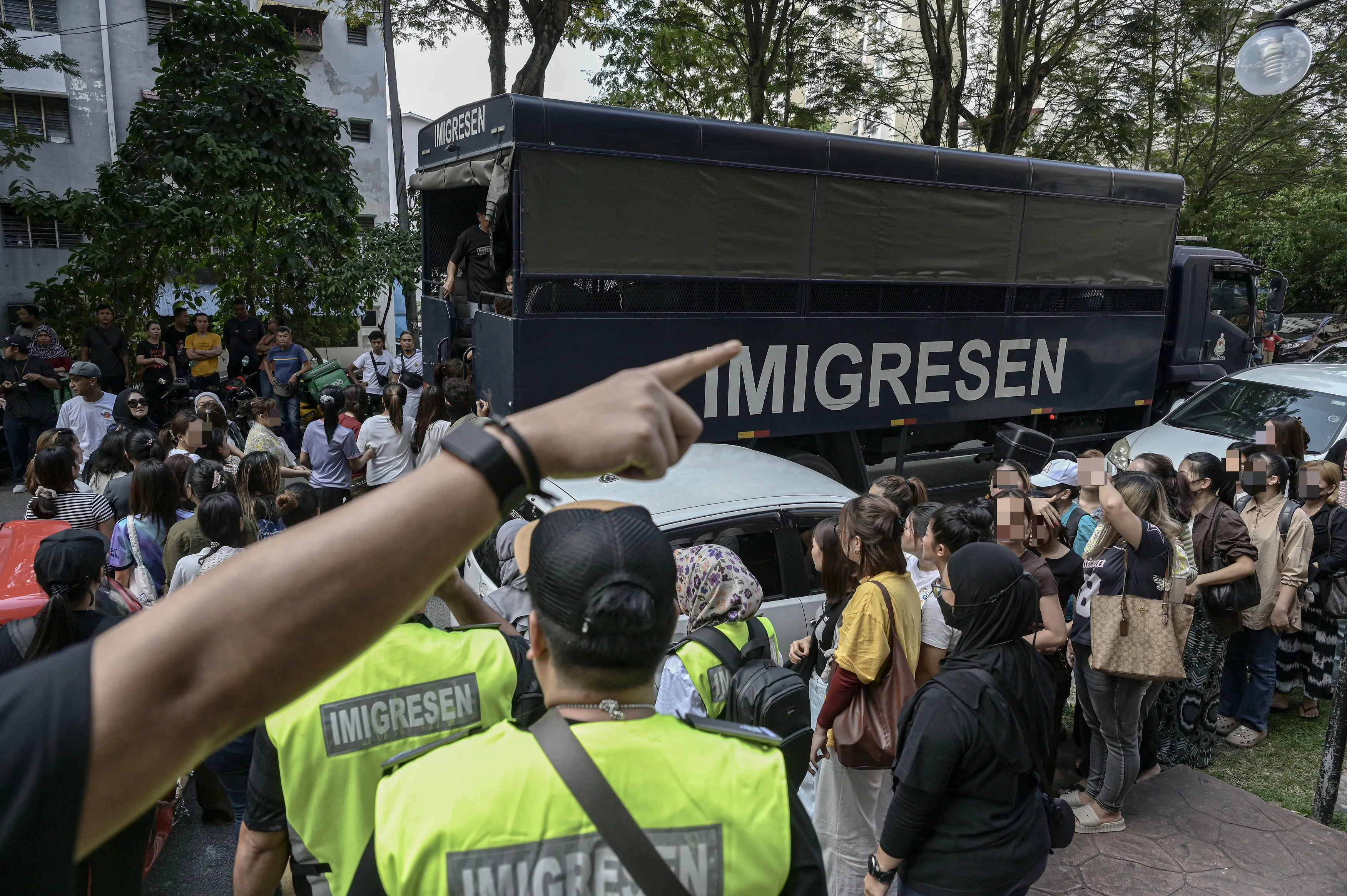 Imigresen periksa 1,530 orang di dua pusat beli-belah, tahan 217 warga asing 