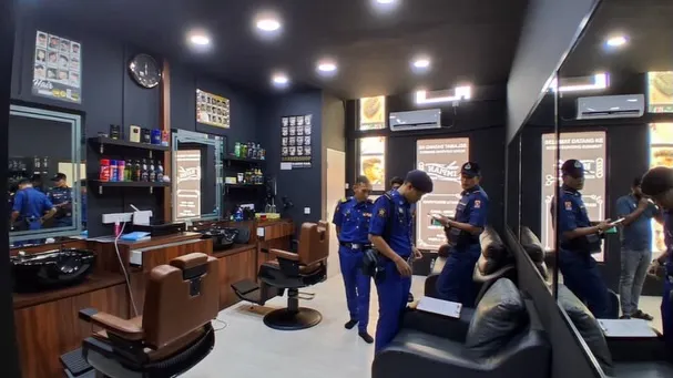 雪邦市会突击检查商区 开13违规通知单