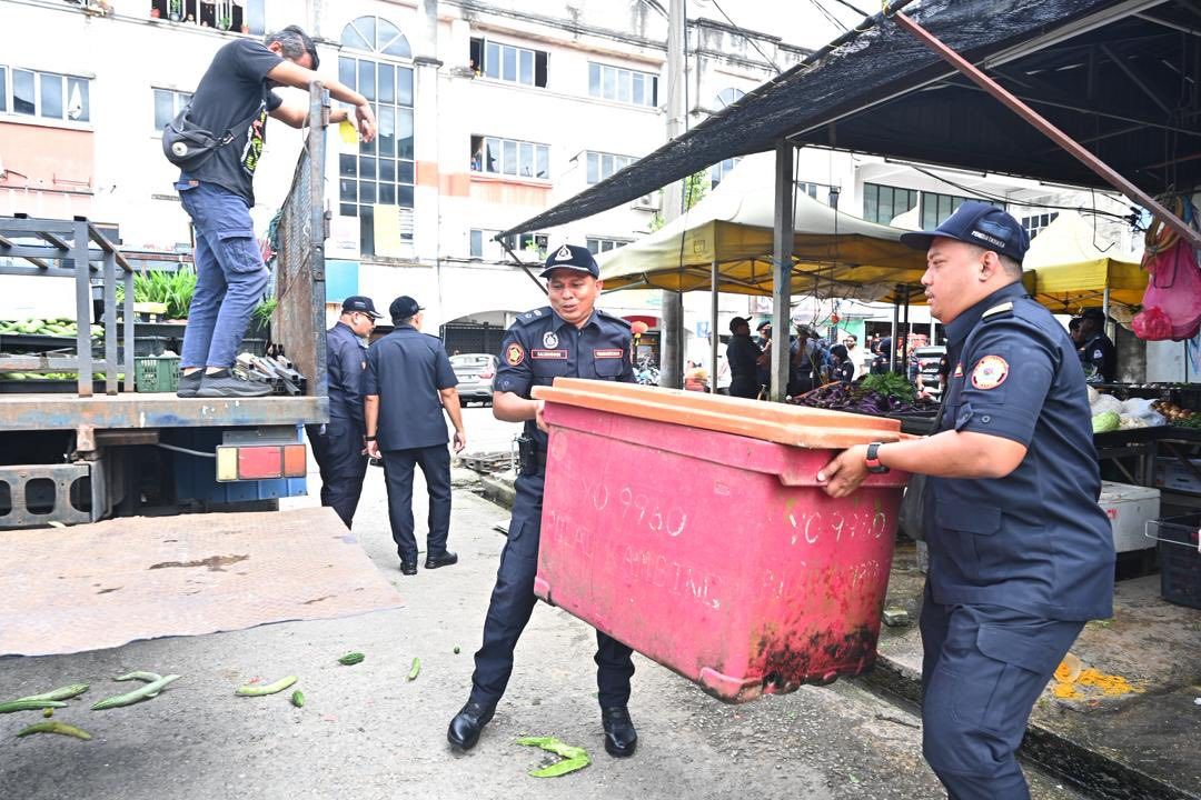 士拉央市会突击检查   49商家与小贩接违例信