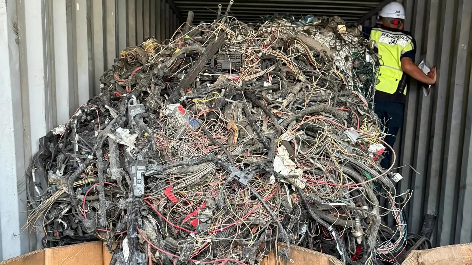 AKPS Pelabuhan Klang tahan enam kontena bawa lebih 150,000 kilogram e-sisa