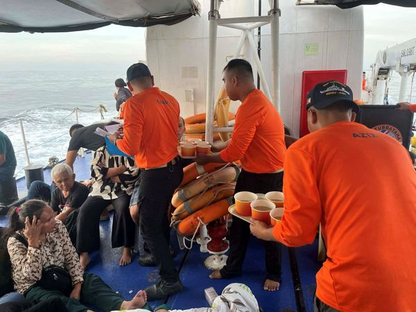 Death toll in Philippine boat capsize climbs to 15, hundreds rescued