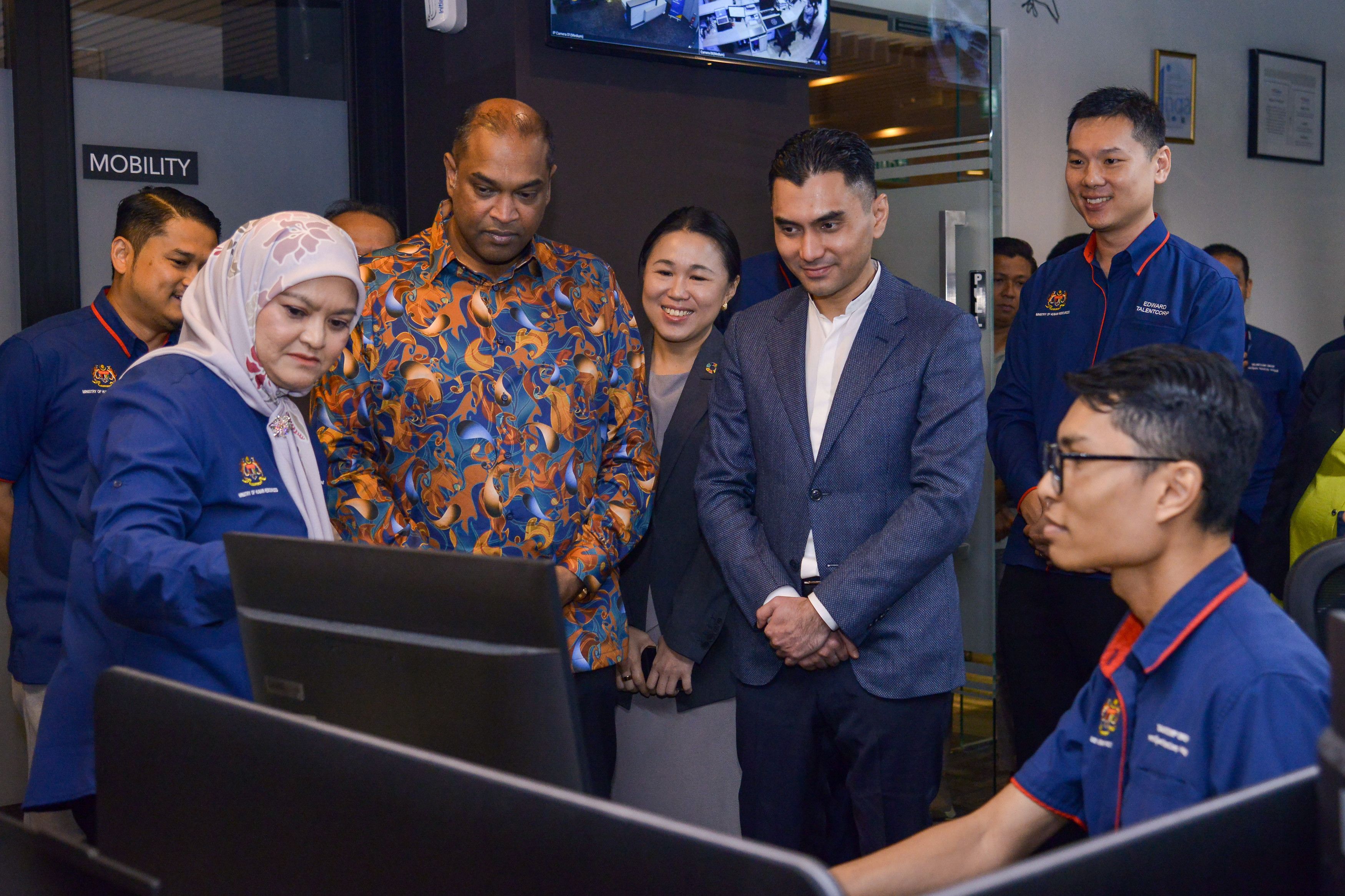 வெளிநாடுகளில் பணிபுரியும் மலேசியர்களை மீண்டும் நாட்டிற்கு அழைத்து வருவதில் அரசாங்கம் கவனம்