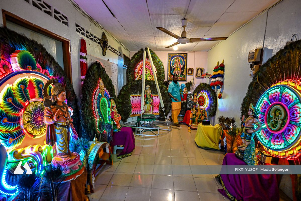 பக்தி காவடிகளை உருவாக்கும் பெருமாள்