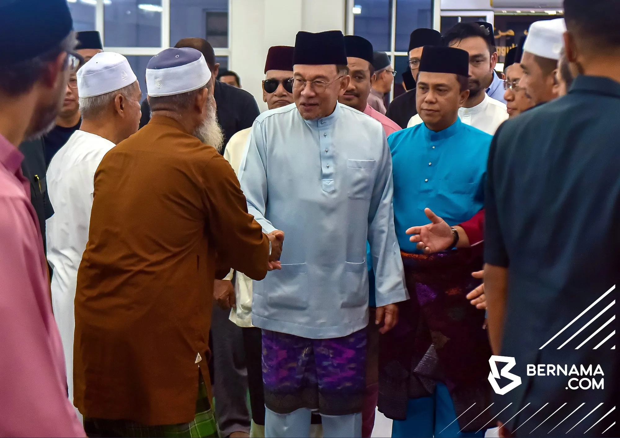 Anwar syor ladang babi Bukit Tagar dipertimbang ke kawasan lebih baik