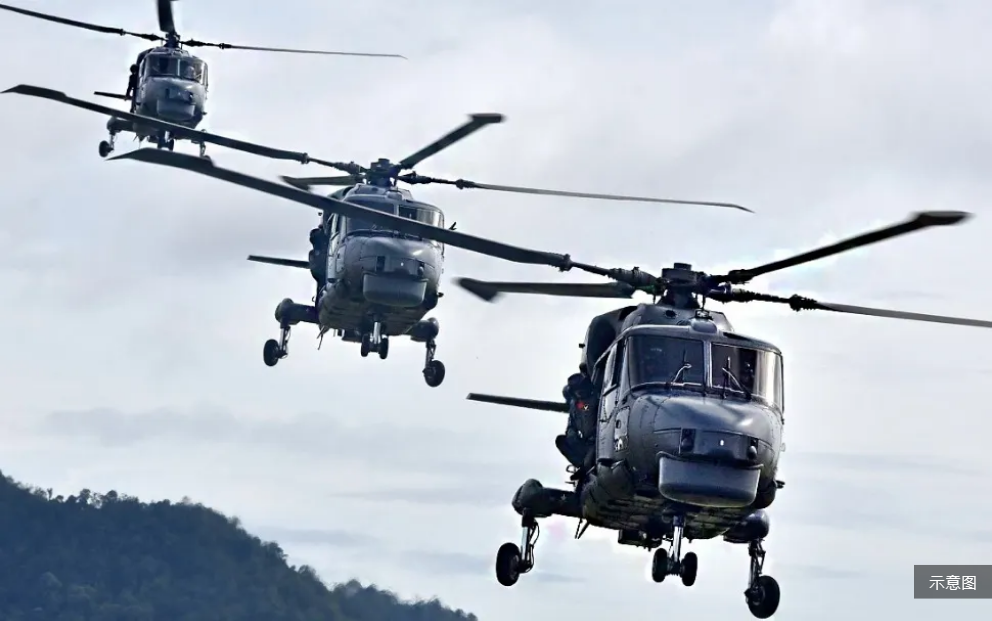 【海军直升机迫降】一军人转送霹军医院