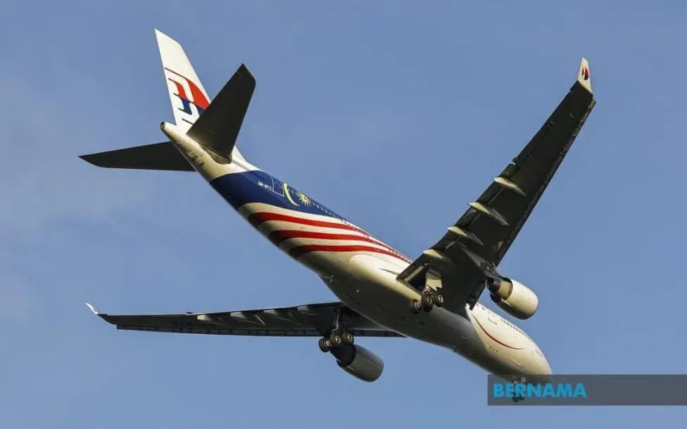 பாரிஸிலிருந்து புறப்பட்ட MH21 விமானம் அவசர நிலையை அறிவித்தது