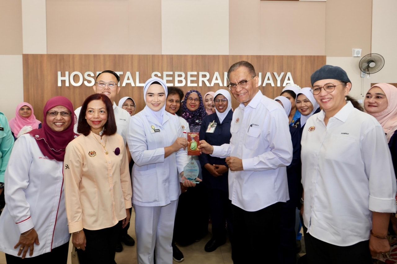 Jururawat suap pesakit berbeza agama terima pengiktirafan Menteri Kesihatan