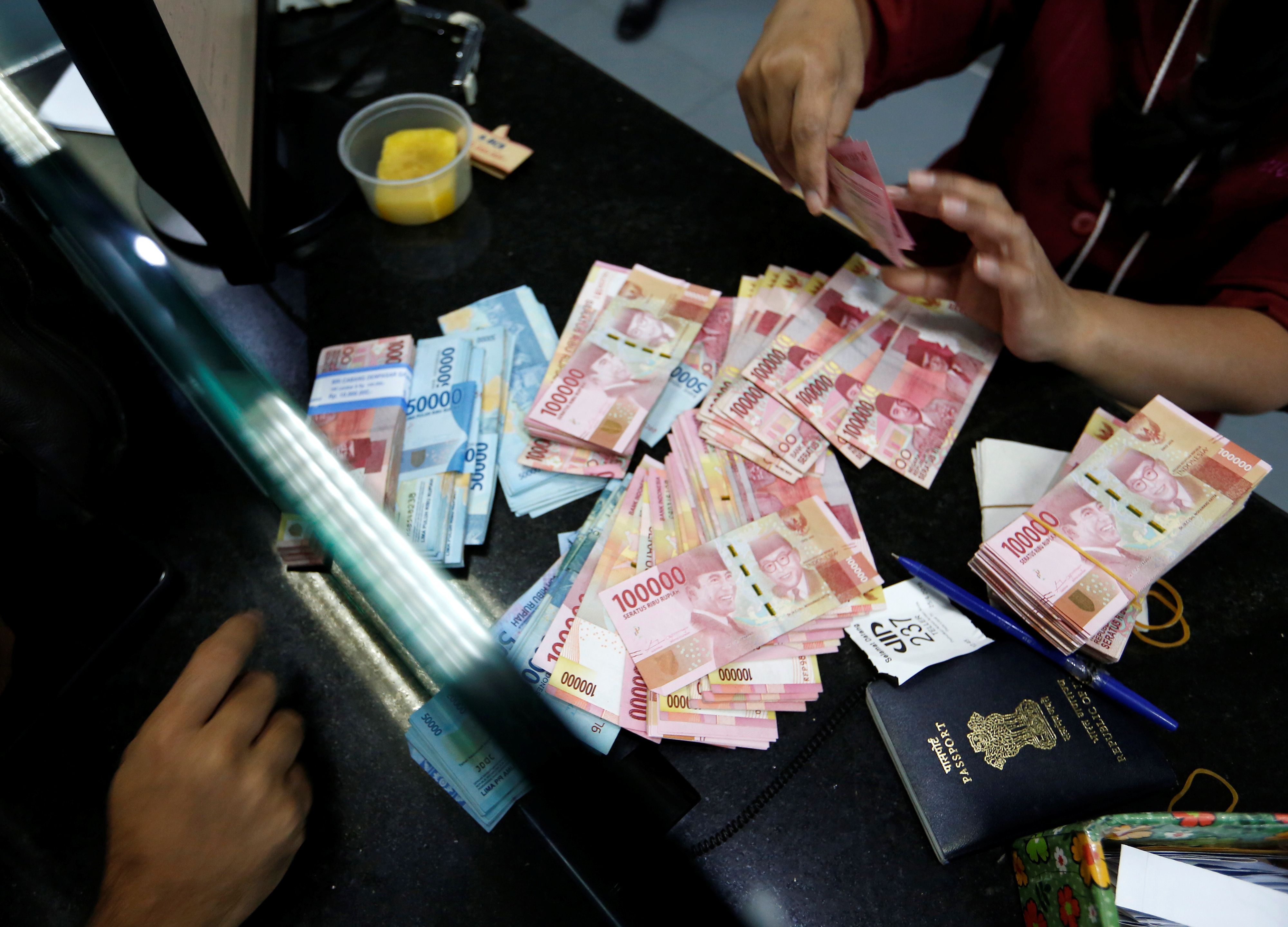 Rupiah hits record low on cbank independence worries