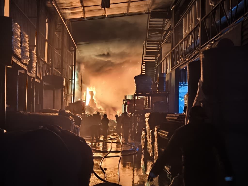 பந்திங் தொழிற்சாலையில் தீ விபத்து: கருகிய நிலையில் மூன்று சடலங்கள் கண்டெடுப்பு