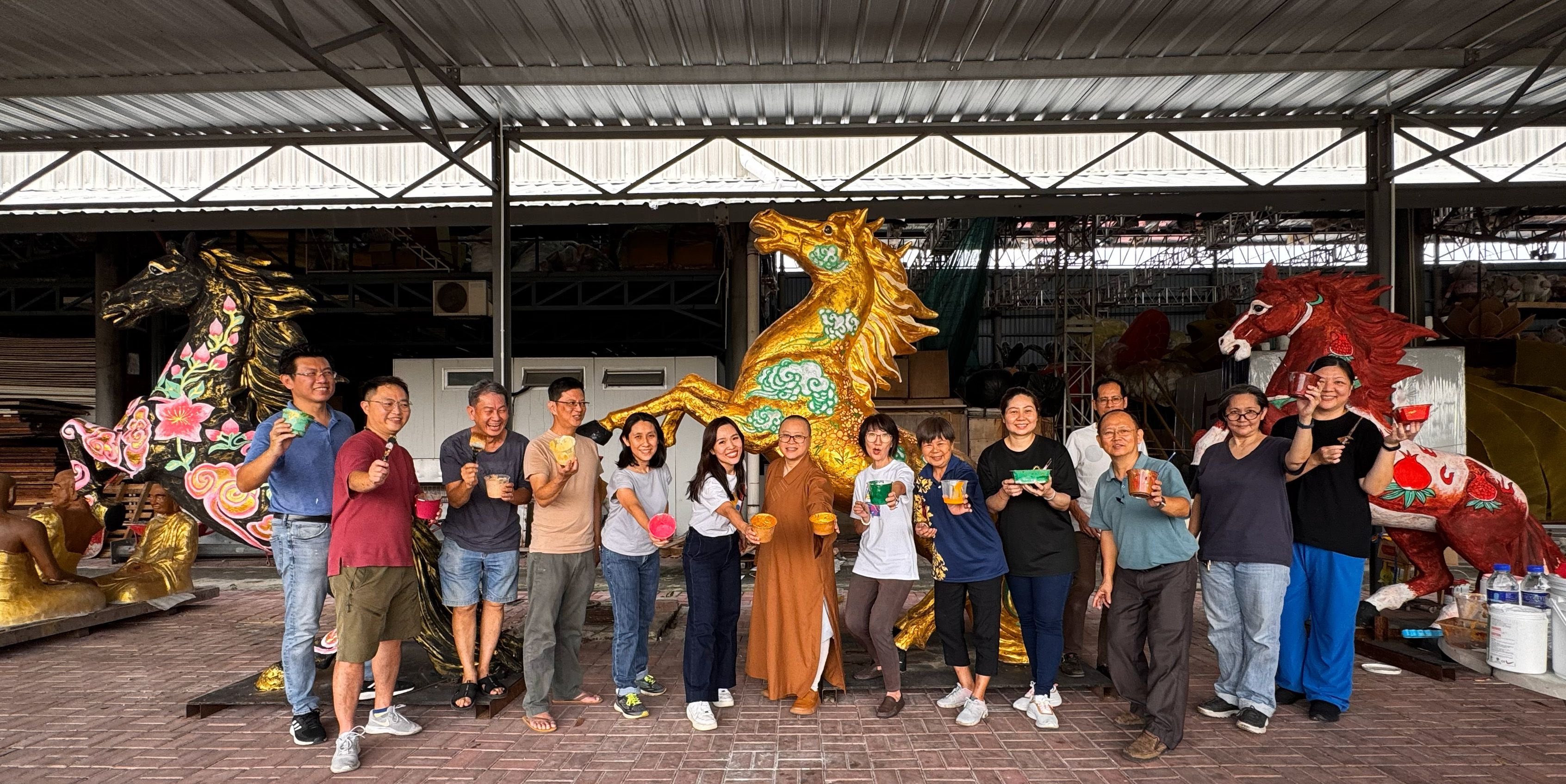 敦煌马“跃”上东禅平安灯会！ 17艺术家联手彩绘“马”年花灯