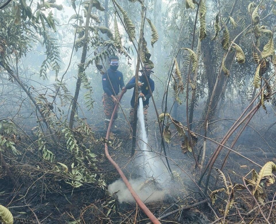 Bomba guna helikopter padam kebakaran tanah gambut di Kota Tinggi