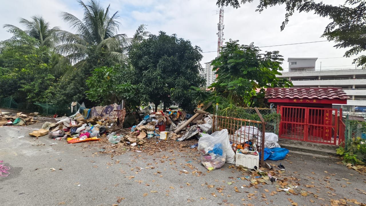 囤积垃圾霸占公共空间 梳邦市厅强制清理还民清净
