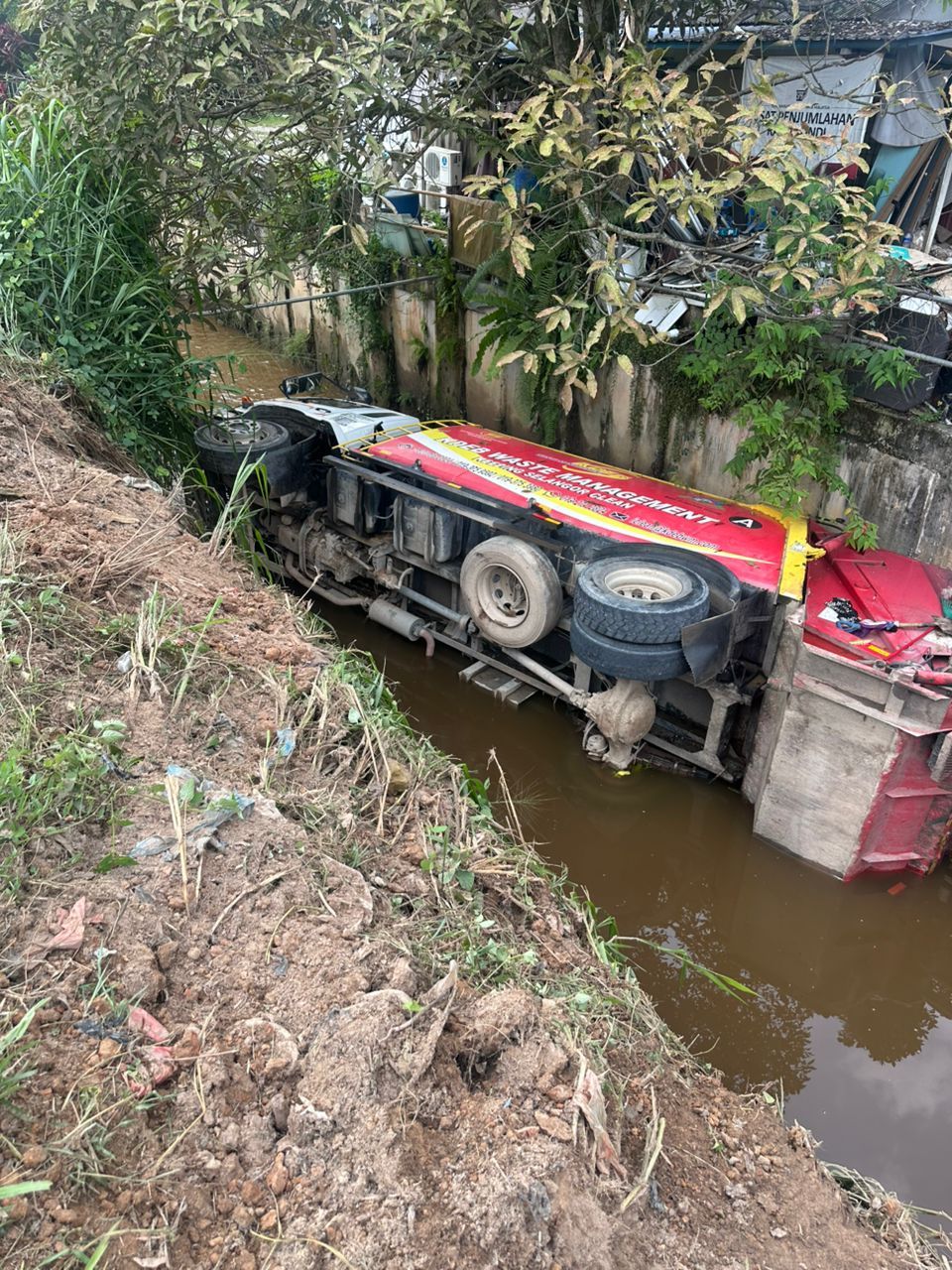 KDEBWM调查垃圾车坠沟原因 将加强安全措施保障员工福利