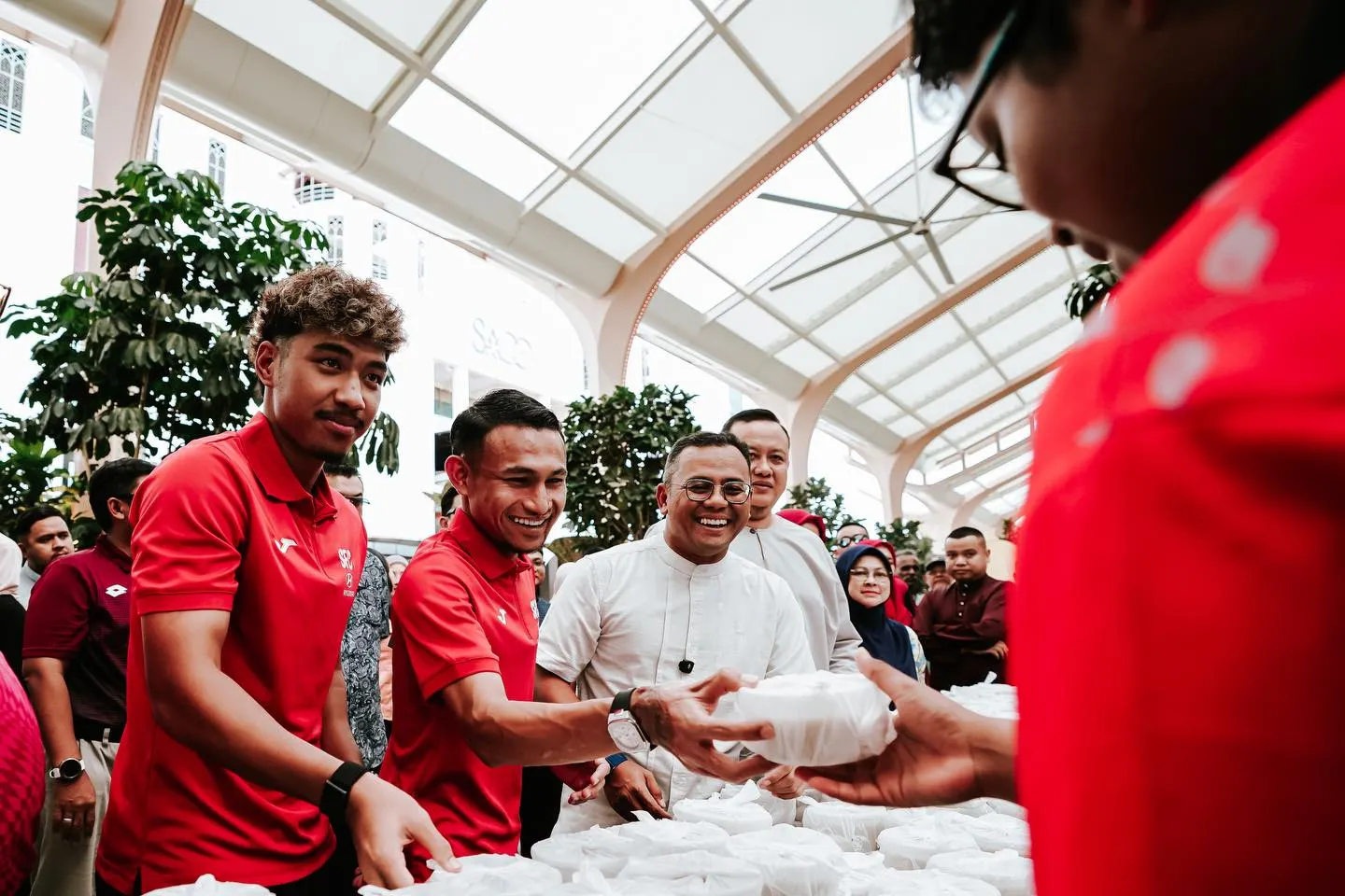 PKNS bersama pemain Selangor FC agihkan 1,000 bubur lambuk di Aneka Walk 