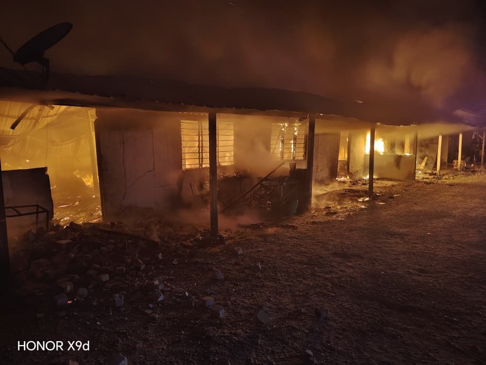 பந்திங்கில் மூன்று வீடுகள் தீக்கிரை: மூன்று வயது சிறுவன் உடல் கருகிப் பலி