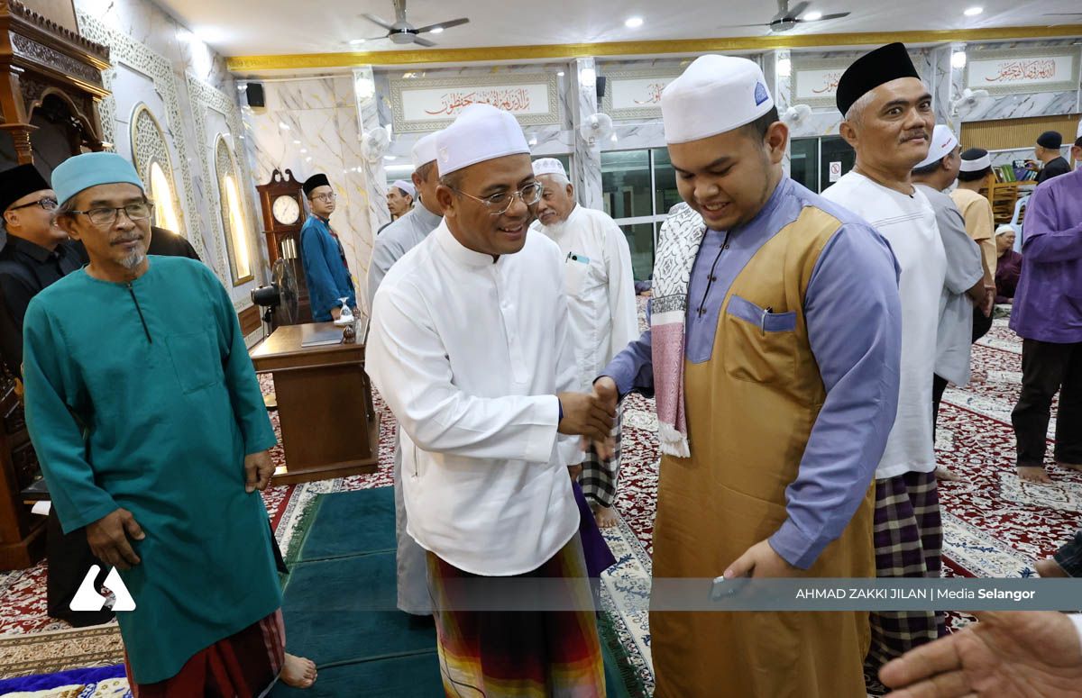 MB stops by Tg Sepat for sahur, presents RM28,500 to 45 mosques and surau
