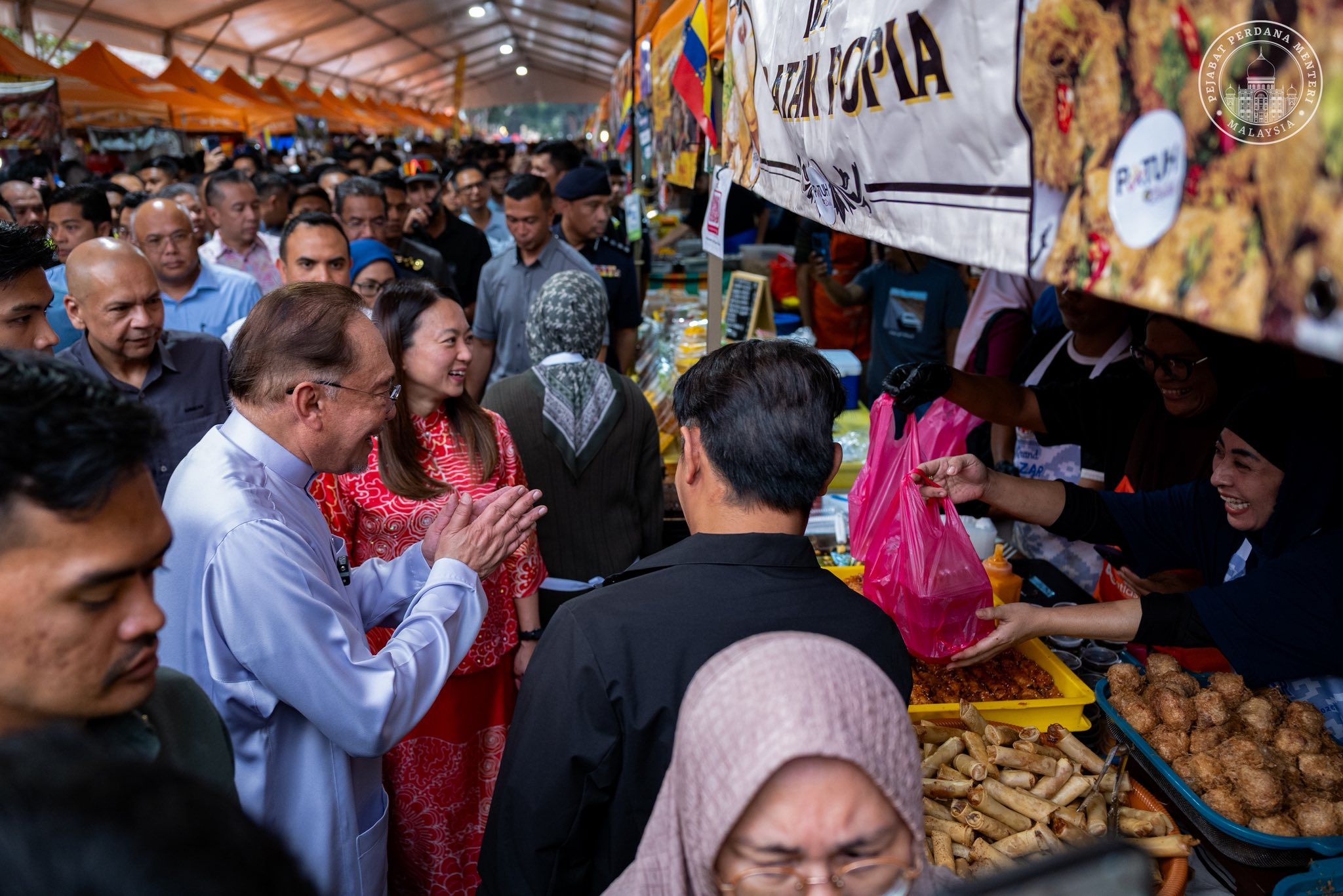 கம்போங் பாரு ரமலான் சந்தை வியாபாரிகள், வருகையாளர்களைப் பிரதமர் சந்தித்தார்