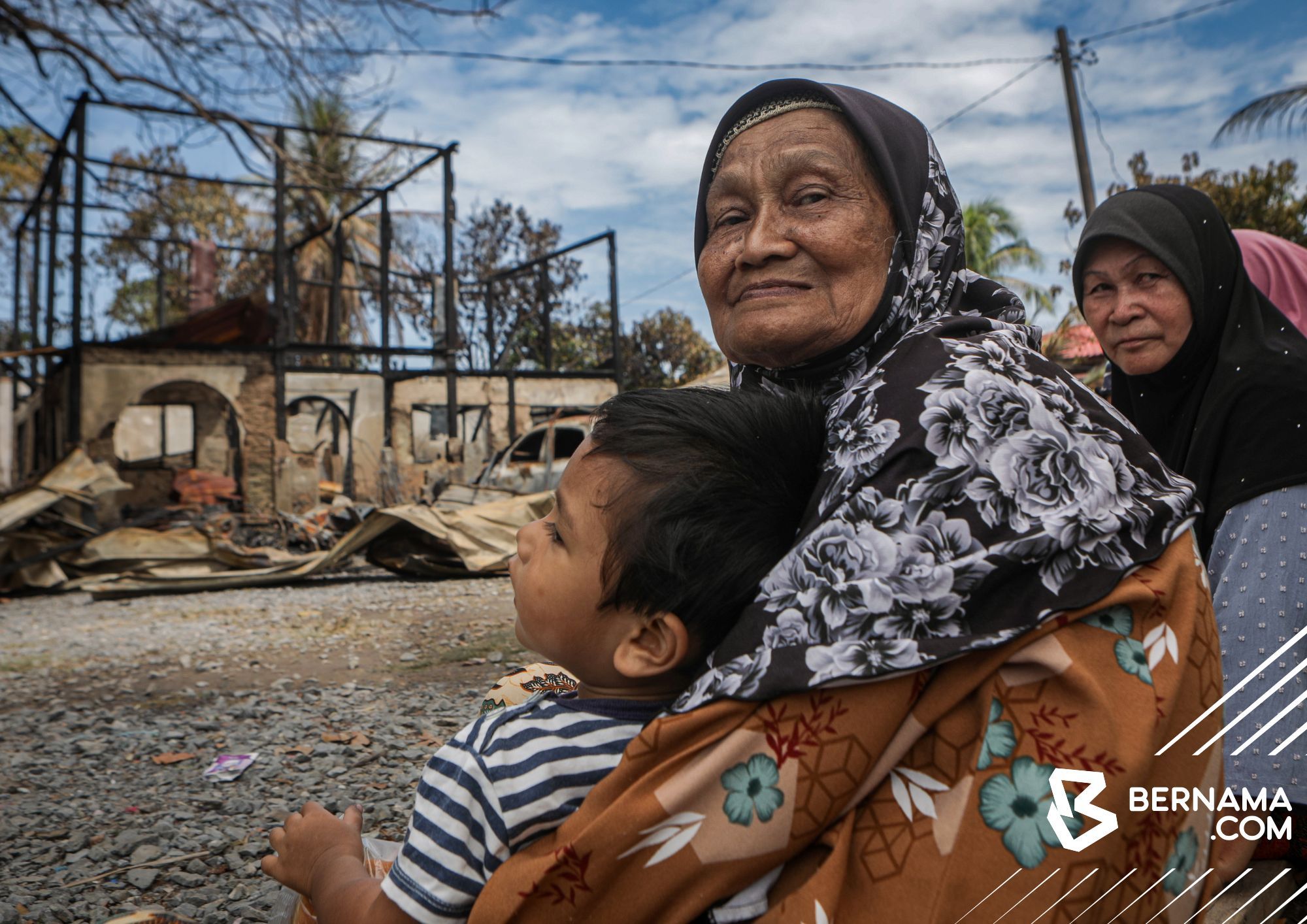 Tujuh sekeluarga tinggal sehelai sepinggang, rumah musnah terbakar