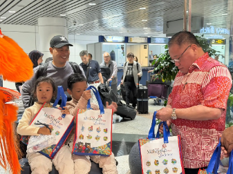 KLIA年初一迎大批游客  张庆信：2小时迎8000游客