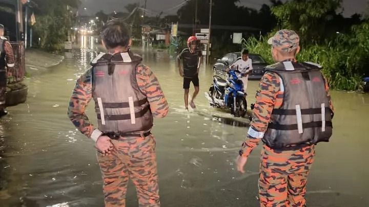 Floods hit Kg Melayu Subang, waters up to 0.5m
