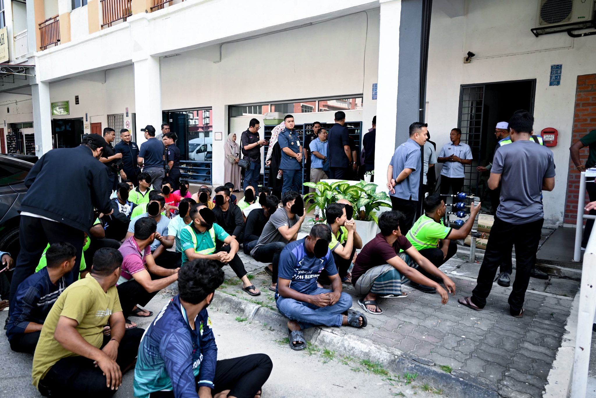 Tiada permit sah, asrama pekerja asing berhampiran sekolah diarah kosong 