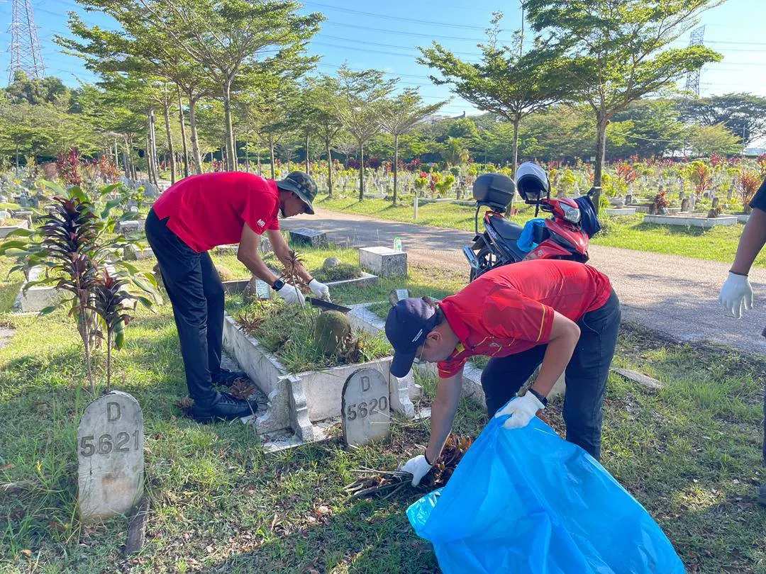 MBSA gotong-royong tingkat kebersihan Tanah Perkuburan Islam Seksyen 21
