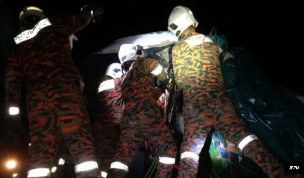 罗里追撞油槽车  酿一死两伤悲剧 