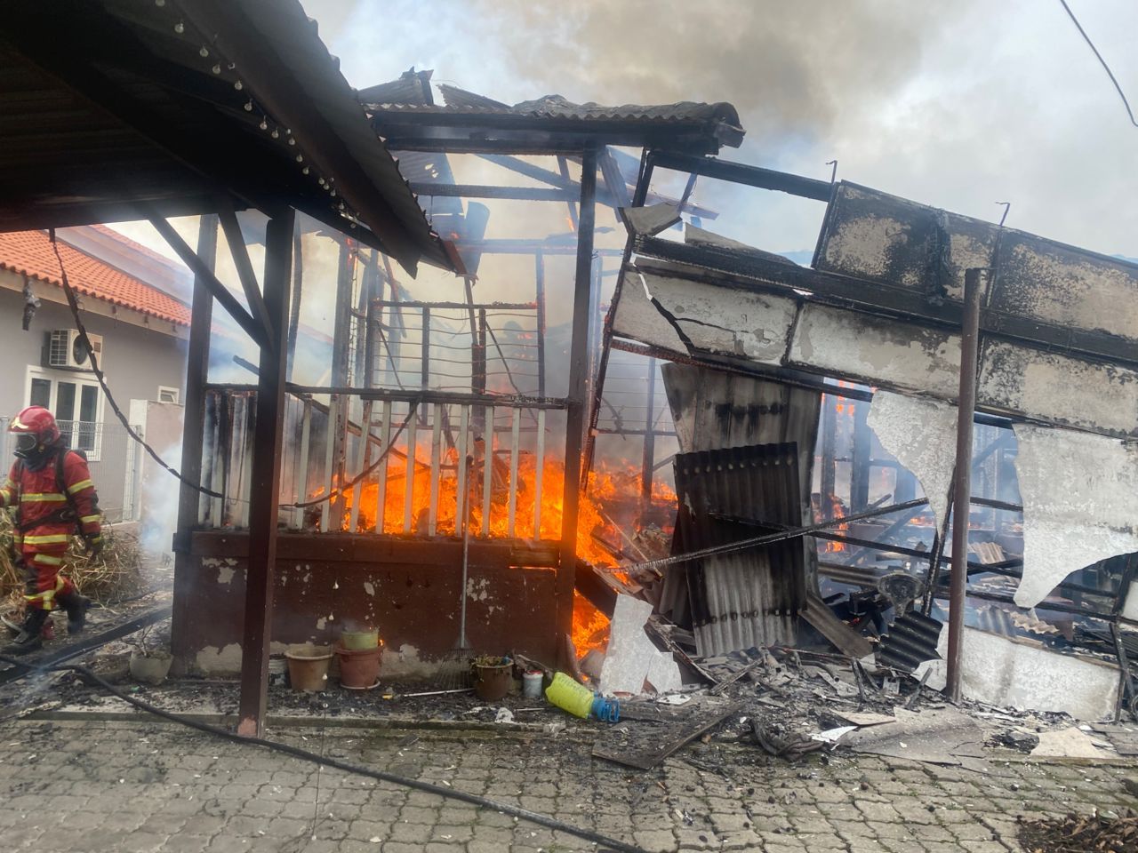 火魔年初一肆虐安邦　烧毁2民宅2轿车