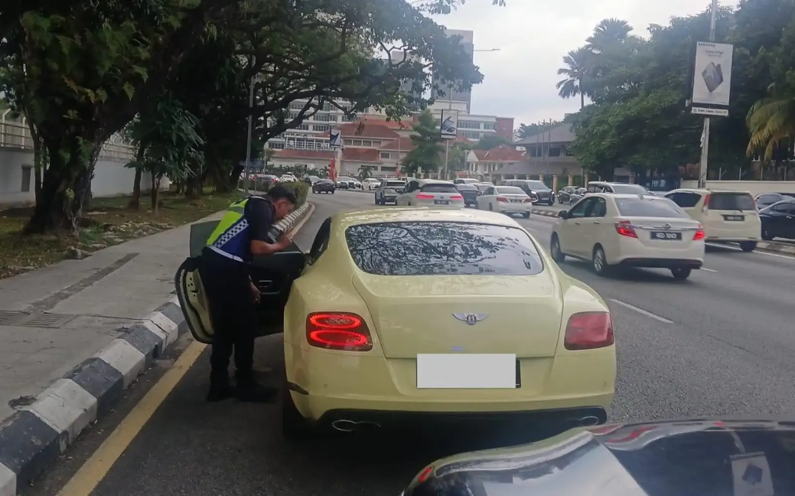JPJ sita kereta Bentley, cukai jalan tamat tempoh sejak 2018