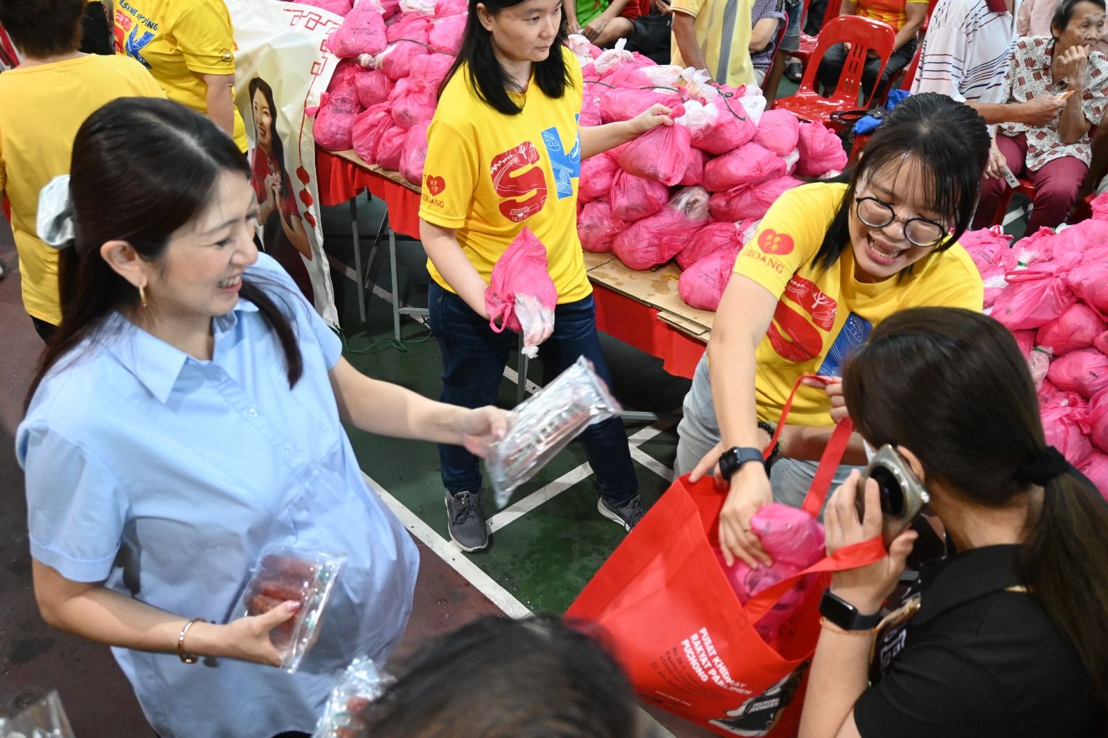 王诗棋杨美盈携手派850新春礼盒 感恩沙登长者齐欢庆马年