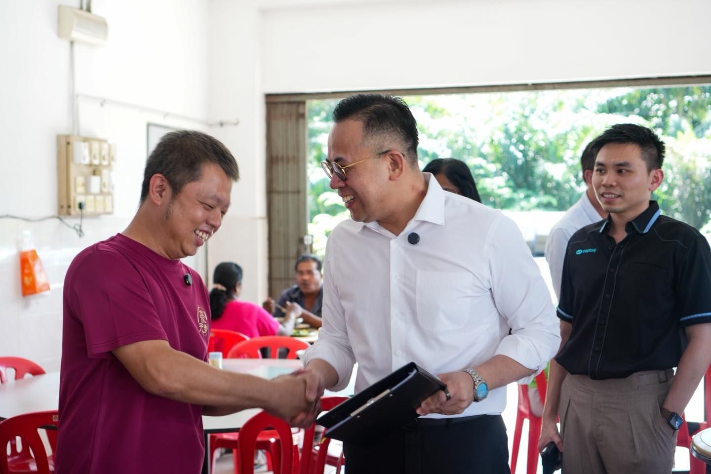 BERKAT：肉骨茶店东主3天获批  沈志强亲手送申请批准信报喜