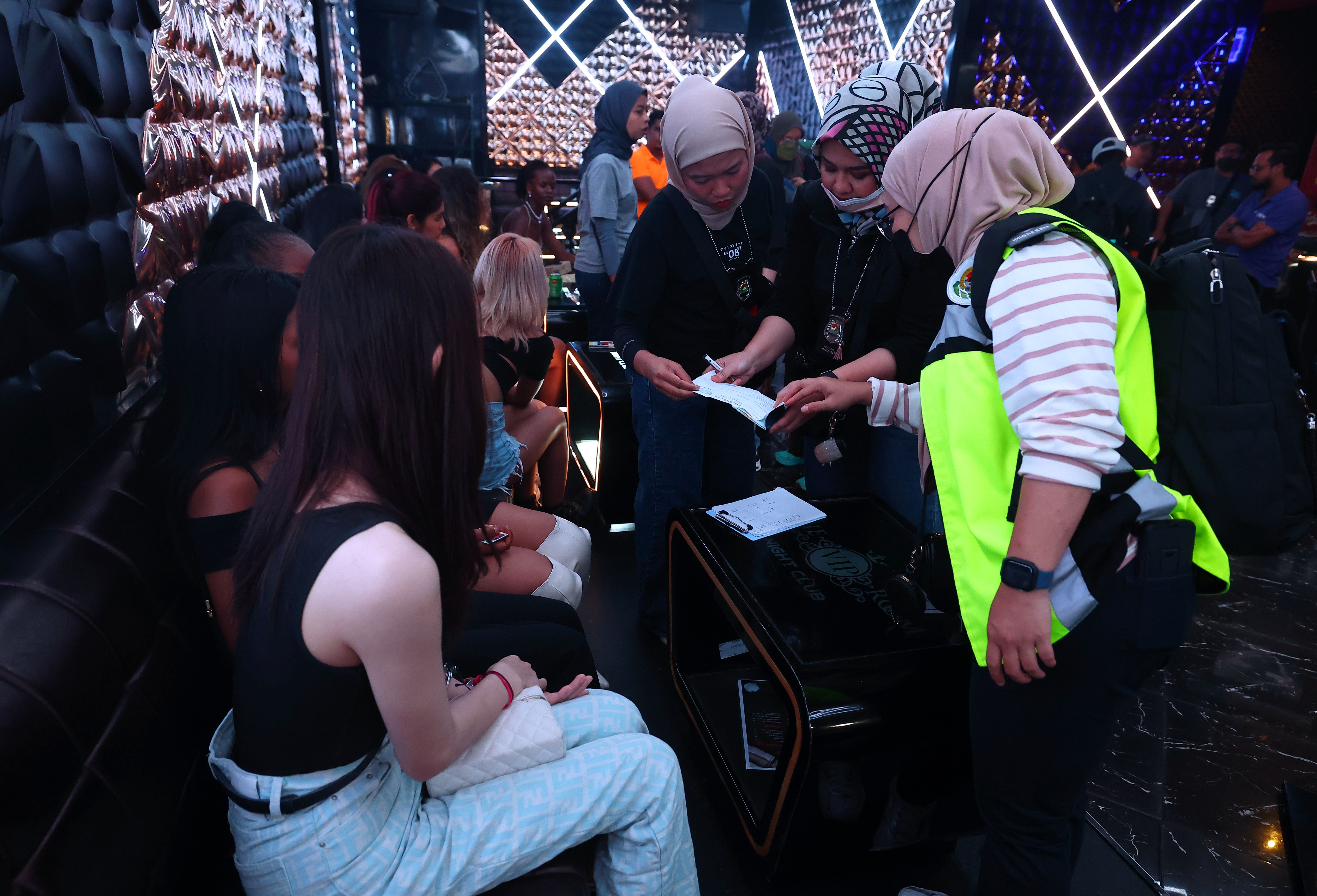 突击隆娱乐中心捕48人 一移民官遭攻击受伤进院