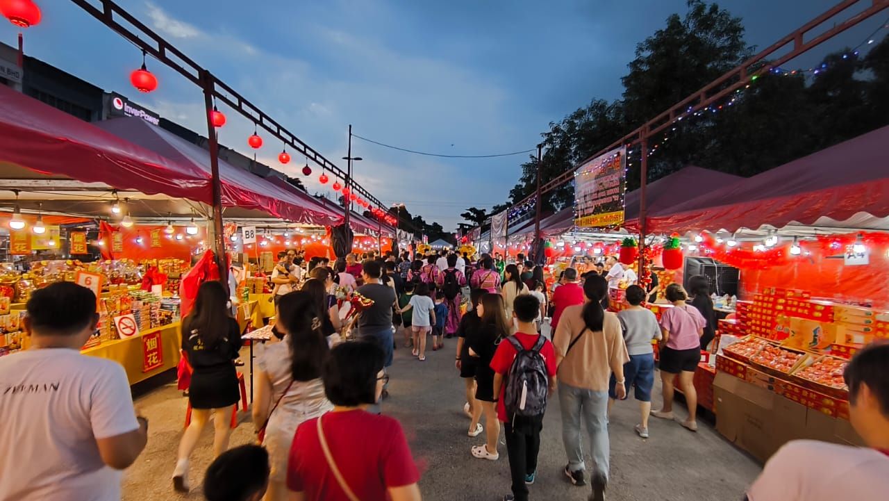 黄小真吁居民把握时间 到蒲种年货街办年货