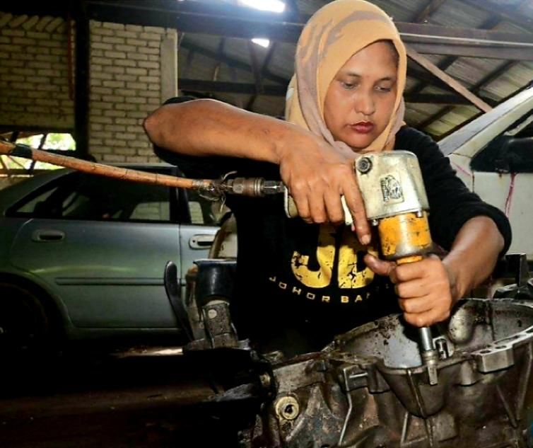 ஆறு பிள்ளைகளின் தாய், தயக்கமின்றி மெக்கானிக் பணியில் !