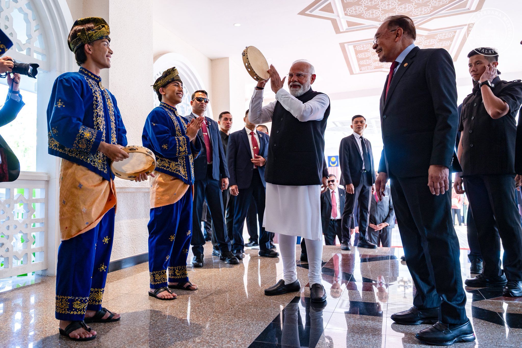 莫迪结束官访启程回国