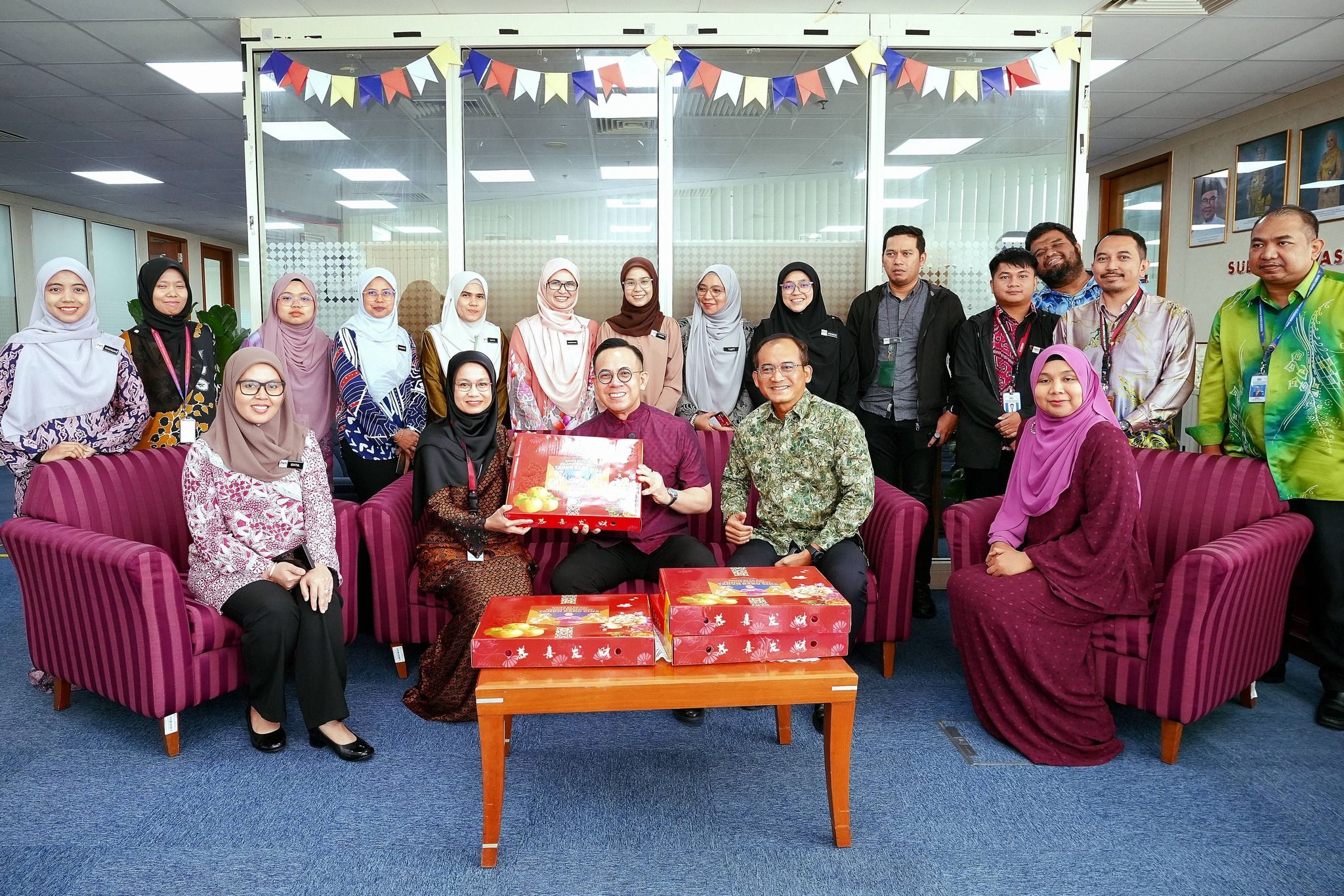 沈志强走访企合部各局派柑 向550名职员传递新春祝福