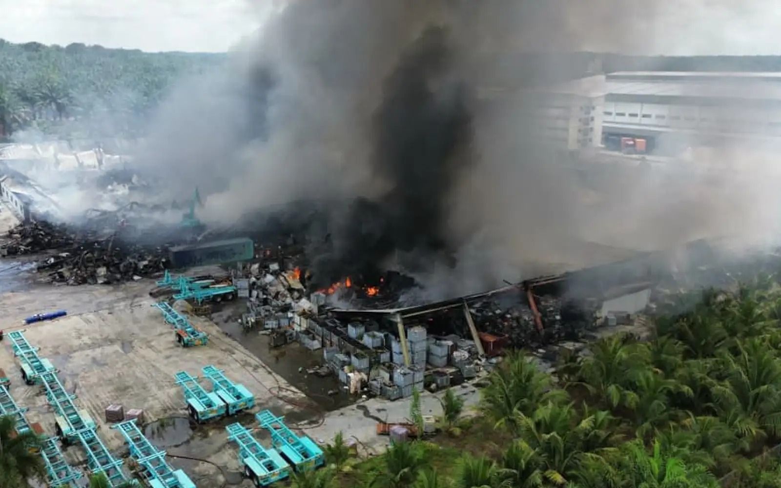 கூலாயில் உள்ள ரப்பர் பதப்படுத்தும் தொழிற்சாலையில் தீ விபத்து;  மேலும் மூன்று பள்ளிகள் மூடப்படுகிறது 