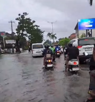 印尼巴厘岛暴雨引发洪灾