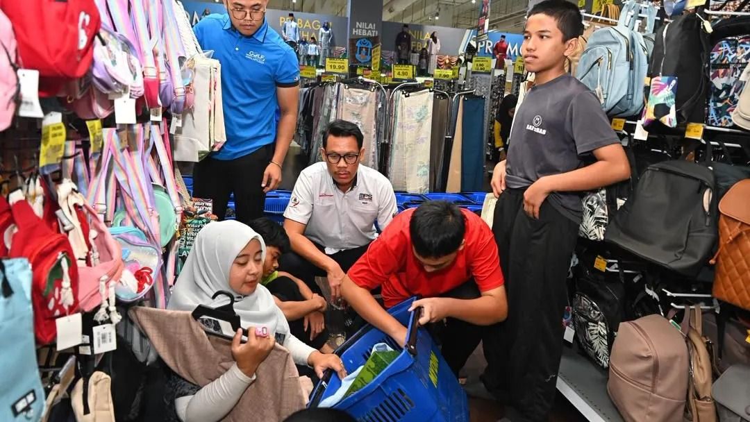 28 anak yatim gembira beli pakaian raya, terima duit raya RM100